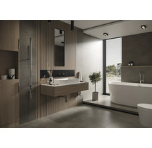 Modernt badrum med tvättställ, spegel, badkar och träelement