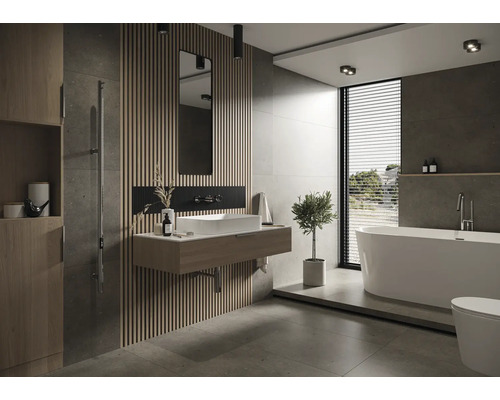 Modernt badrum med tvättställ, spegel, badkar och träelement