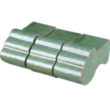 Grön keramisk platta med vågig yta