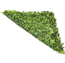 Konstgräsmatta med växter på plastgaller