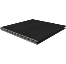 Mörk fasadbeklädnad av plast