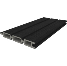 Mörk fasadbeklädnad av plast