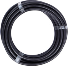 Svart bevattningsslang i en rulle