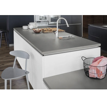 Modernt kök med köksö, diskho och armatur