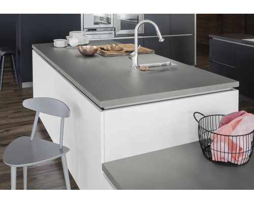 Modernt kök med köksö, diskho och armatur