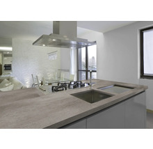 Modernt kök med kokplatta, diskho och fläkt