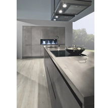 Modernt kök med grå skåp, häll och fläkt