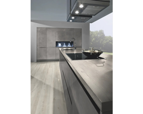 Modernt kök med grå skåp, häll och fläkt