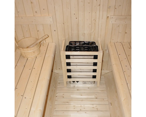 Bastuinteriör med träbänkar och bastuugn