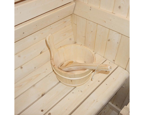 Trä hink med skopa i bastu