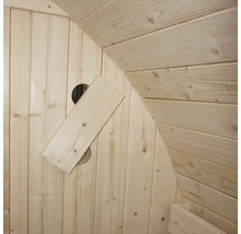 Träbastu interiör med träpaneler och ventilation