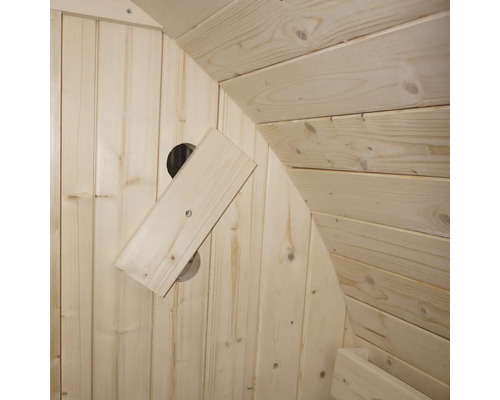 Träbastu interiör med träpaneler och ventilation