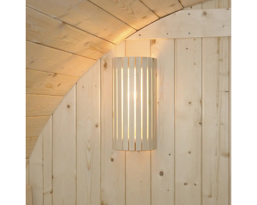 Trävägglampa på en trävägg