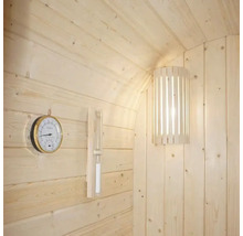 Bastuinteriör med termometer, hygrometer och lampa