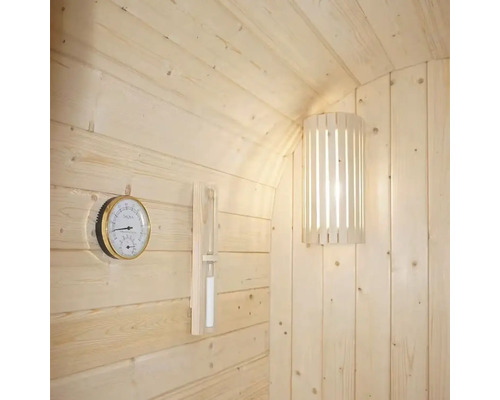 Bastuinteriör med termometer, hygrometer och lampa