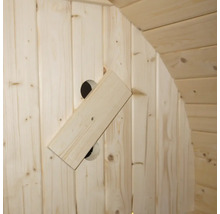 Detalj av en bastu i trä med ventilationslucka