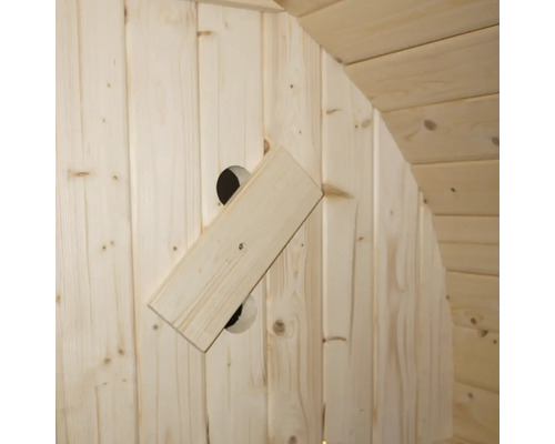 Detalj av en bastu i trä med ventilationslucka