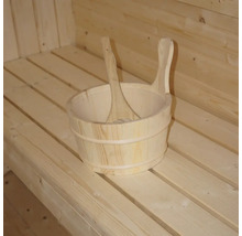 Trä hink med slev i en bastu