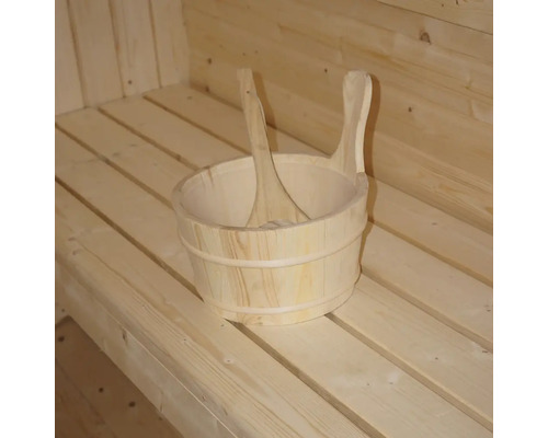 Trä hink med slev i en bastu