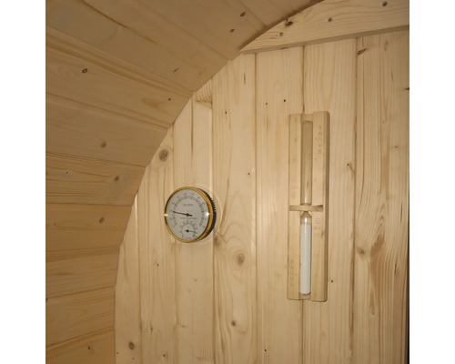 Bastuinteriör med termometer och timglas
