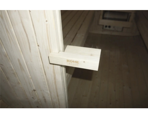 Interiör av en bastu med Home Deluxe logotyp på ett träfäste