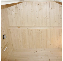 Interiör av en bastu med träväggar, sittbänk och termometer