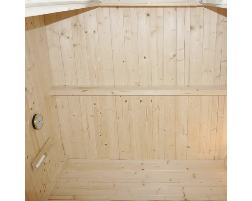 Interiör av en bastu med träväggar, sittbänk och termometer