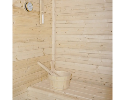 Träbastu med trähink, skopa, timglas och termometer