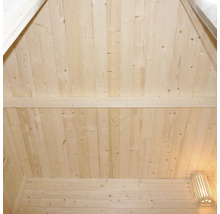 Trävägg och tak i ett hus med träbjälkar