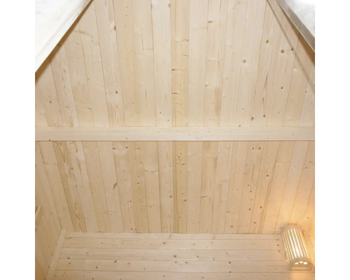 Trävägg och tak i ett hus med träbjälkar
