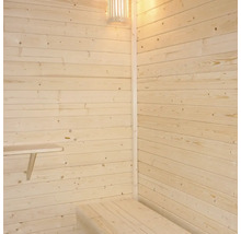 Interiör av en bastu med träpanel, sittbänk och lampa