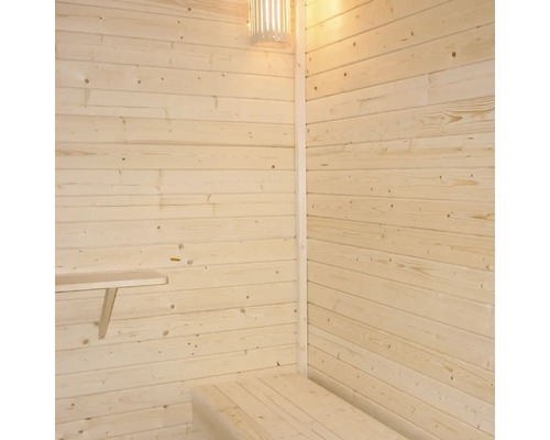 Interiör av en bastu med träpanel, sittbänk och lampa