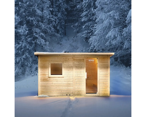 Bastu i trä i snön med fönster och glasdörr med Home Deluxe logotyp
