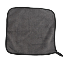 Grå rengöringsduk med svart kant