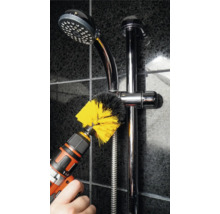 Sladdlös borrmaskin med rengöringsborste på en duschstång