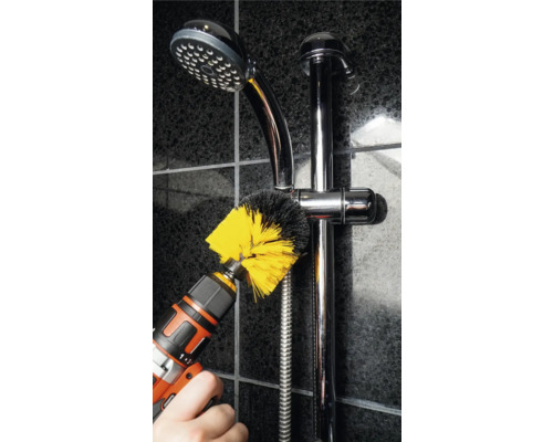 Sladdlös borrmaskin med rengöringsborste på en duschstång