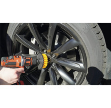 Fälgrengöring med borrmaskinfäste på ett bilhjul