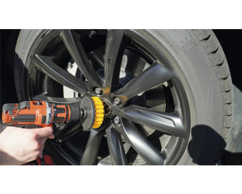 Fälgrengöring med borrmaskinfäste på ett bilhjul