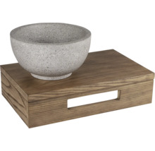 Dekorativ skål av sten på träbricka