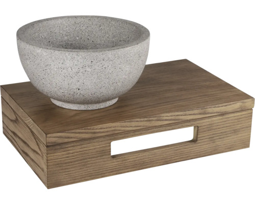 Dekorativ skål av sten på träbricka