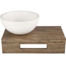 Vit skål på träbricka