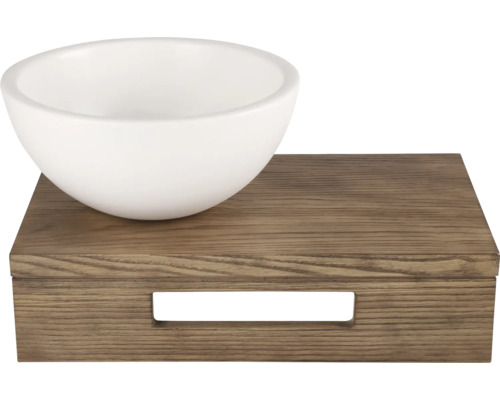 Vit skål på träbricka