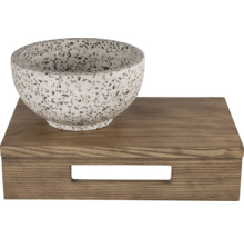 Dekorativ skål på träbricka