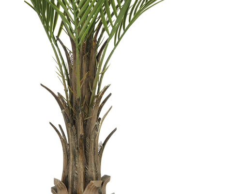 Närbild av en konstgjord palm med ett grönt bladverk och en brun stam