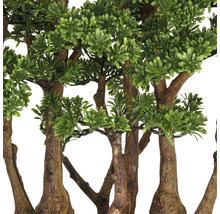 Detaljbild av konstgjorda träd med gröna löv och bruna stammar.