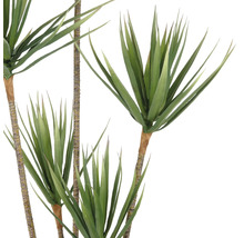 Konstgjord grön växt med långa, spetsiga blad på bruna stjälkar.