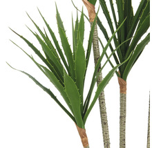 Konstgjord växt med spetsiga blad