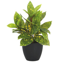 Konstgjord växt i svart kruka