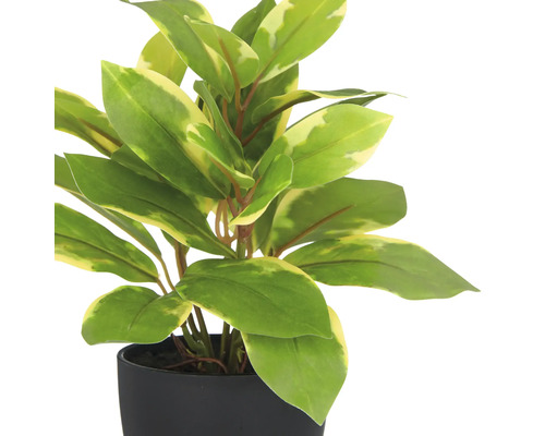 Konstgjord växt i svart kruka med gröna blad