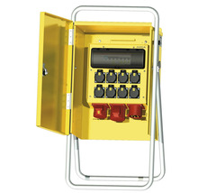 Gul eldistributionslåda med flera uttag och säkringar
